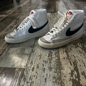 Nike Blazer Mid ‘77 High-Top Sneakers Women’s size 6.5